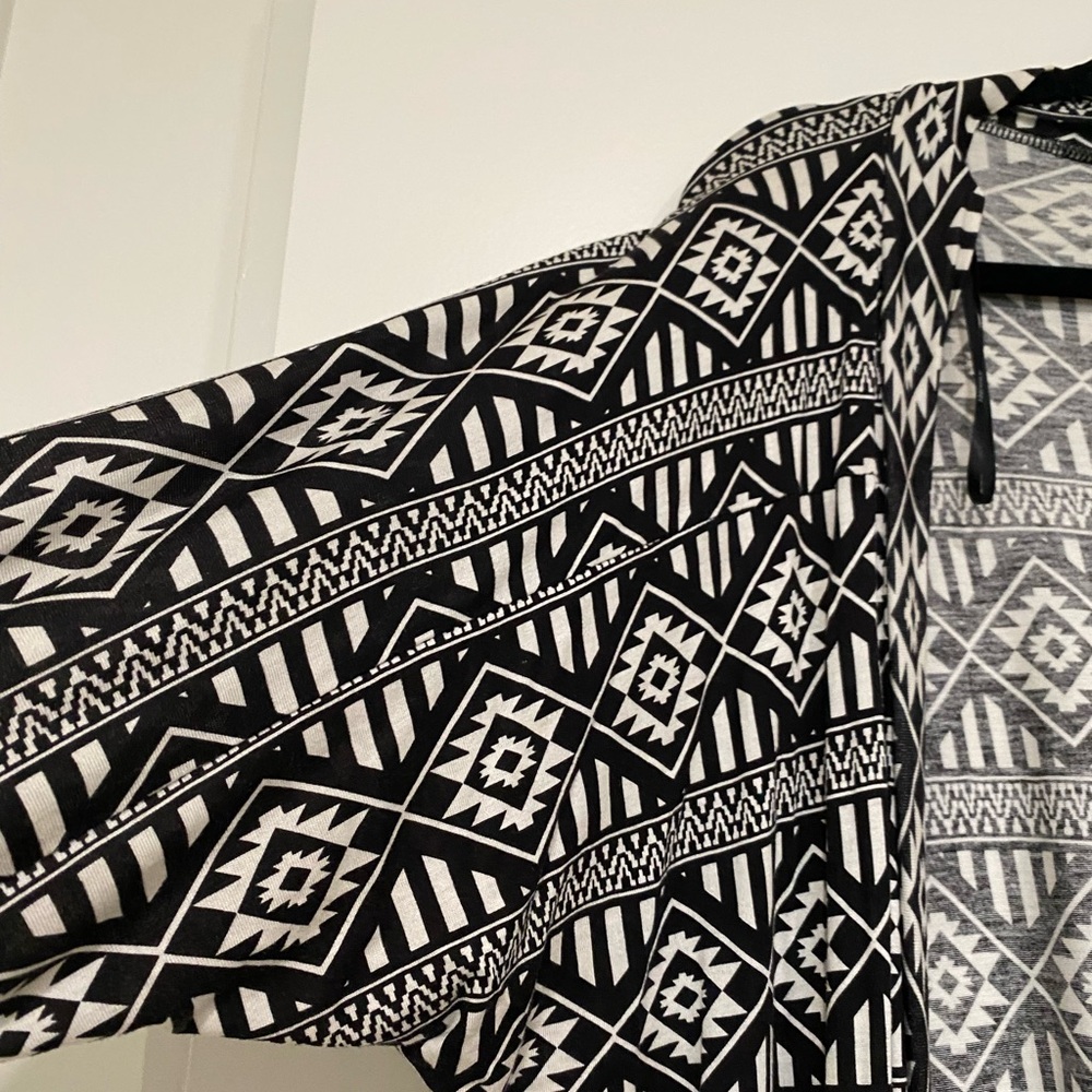 Forever 21 Black and White Geometric Pattern Women's Kimono
